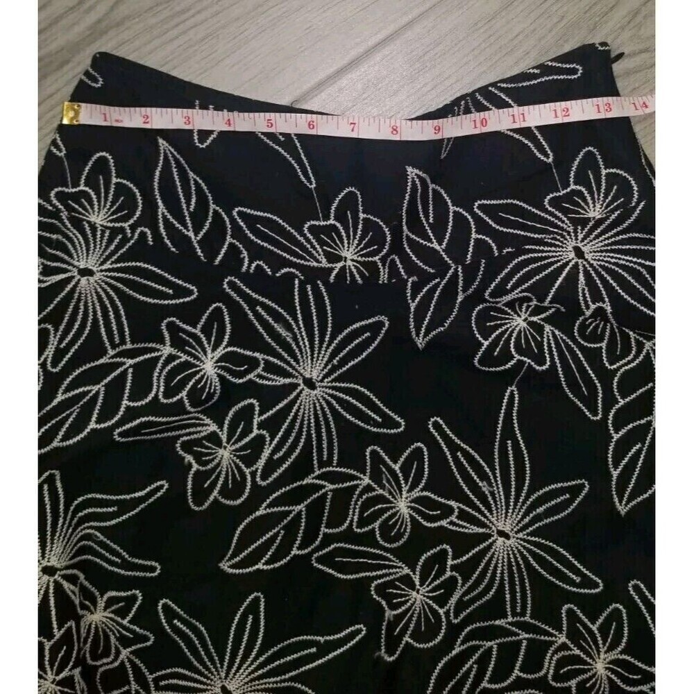 White House Black Market Embroidered Floral Skirt Size 0 Office Elegant N38 - Picture 4 of 5